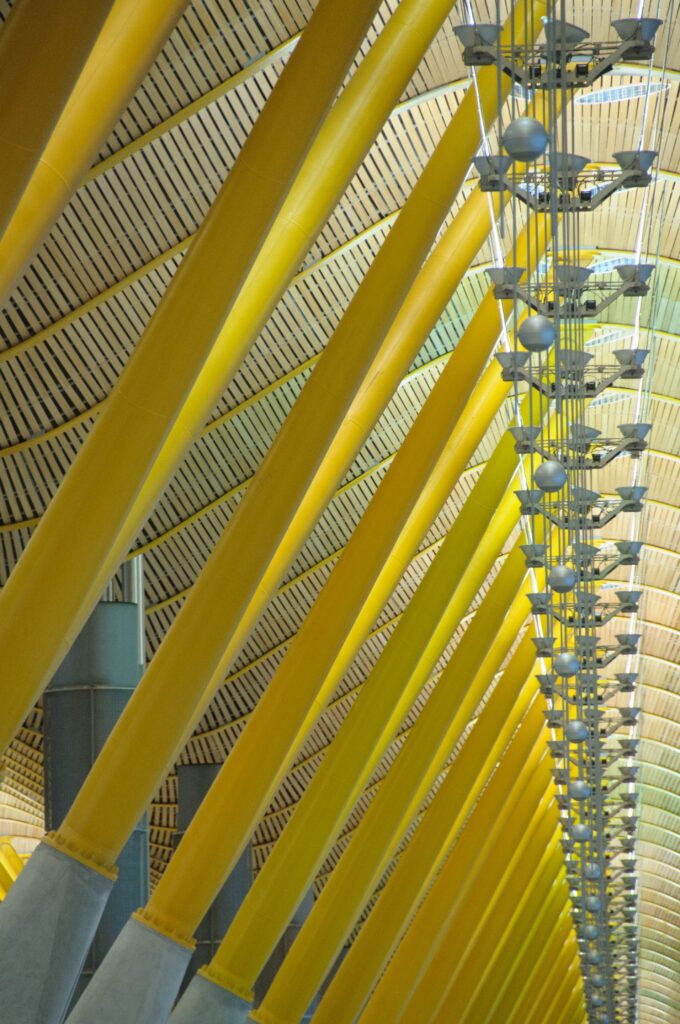 Pilares metálicos inclinados en aeropuerto de Barajas, protegidos con pintura intumescente