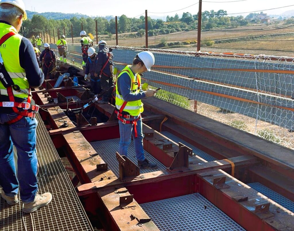 Estructurista inspeccionando una estructura de acero en obra