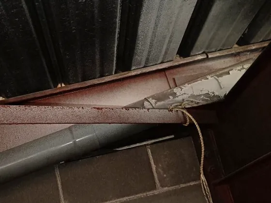 Restos de pintura desprendida sobre la estructura metálica de la cubierta